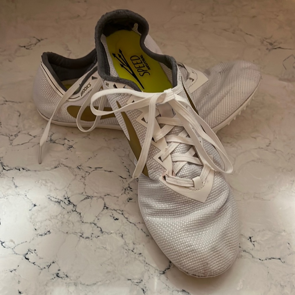 Brooks Wire v5 Track Spike Running Shoes, White/Gold